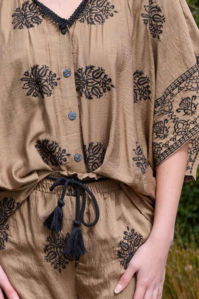 River Embroidered Short Caramel 5