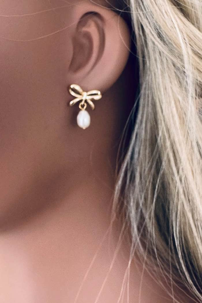 Twigg Bow Pearl Studs Gold 2