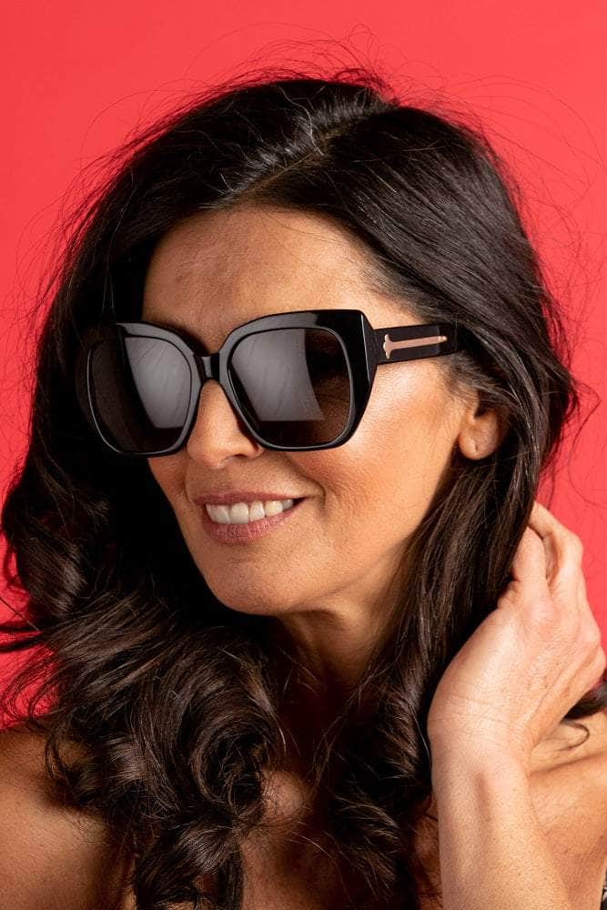 squared-bottom cat eye sunglasses in black